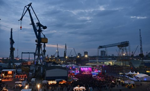 Viele Bühnen sind vor dem Hamburger Hafen aufgebaut und es läuft gerade das Elbjazzfestival.